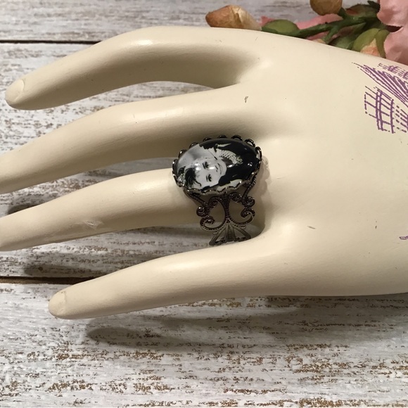 Audrey Hepburn Ring - Picture 5 of 7